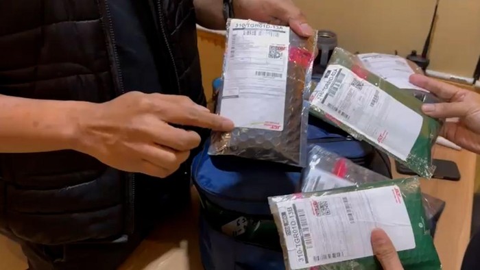 Polda Metro Bongkar Trik Resi Palsu, Gudang Ganja 2,3 Kg Digerebek polda metro bongkar resi palsu narkoba