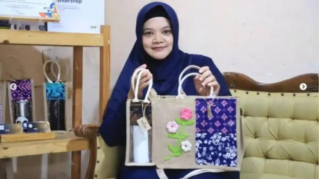 Dukungan PLN UID Banten, Limbah Goni Disulap Jadi Tas Modis