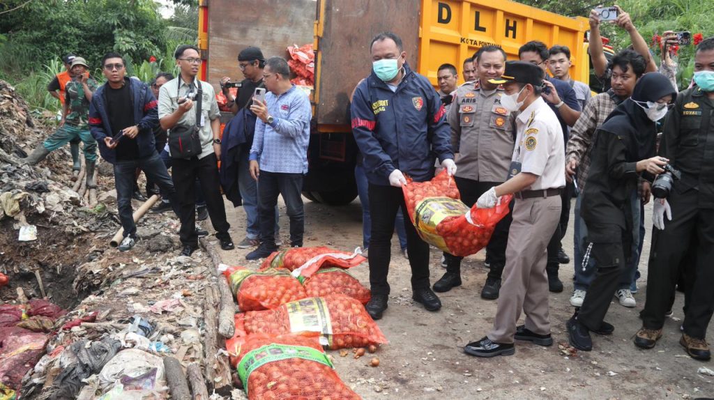 Ribuan Kilogram Bawang Impor Ilegal Dimusnahkan di Kalbar