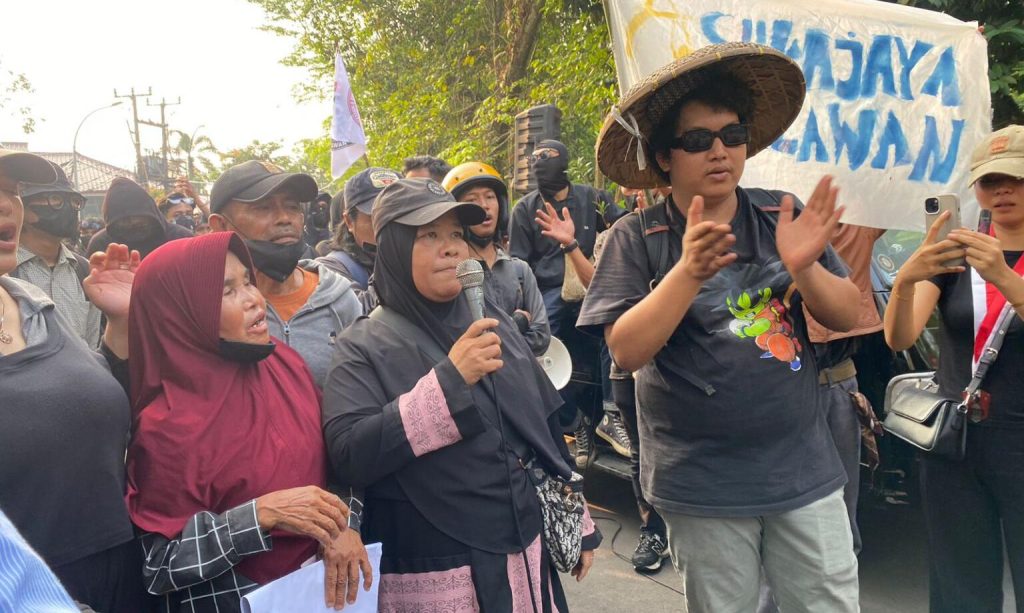 Ratusan Warga Demo Kantor Bupati Bogor Tolak SHGB PT PMC