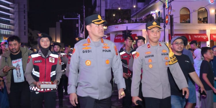 Kapolrestabes Bandung Pimpin Patroli Malam untuk Jaga Keamanan Saat Libur Panjang