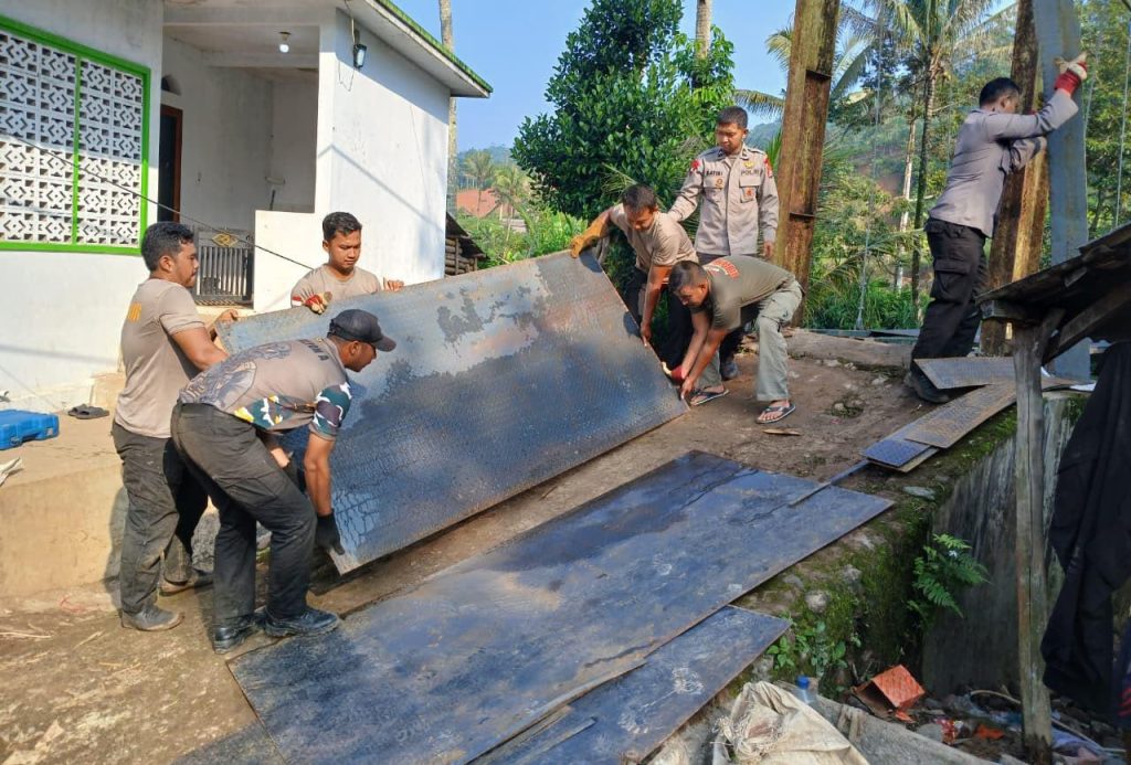 Polda Banten Bangun Kembali Akses Jembatan di Kabupaten Lebak