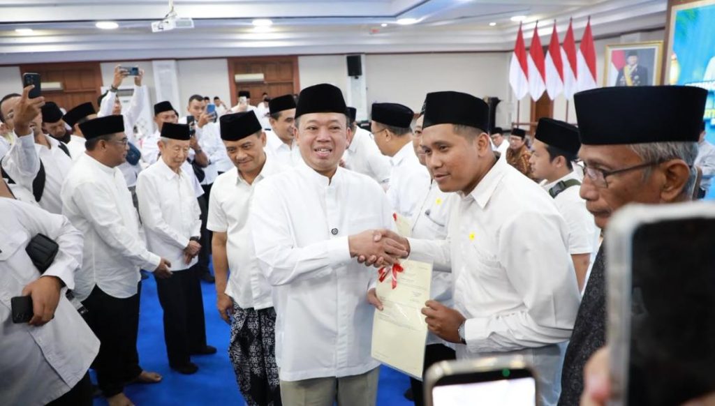Nusron Wahid Serahkan 243 Sertipikat Wakaf di Jawa Tengah, Aset Umat Diperkuat