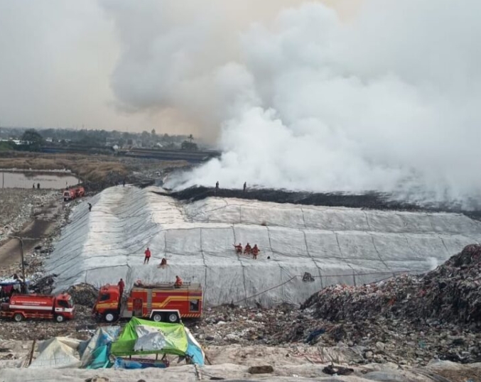 TPA Jatiwaringin Terbakar, Aktivis Soroti Dugaan Kelalaian Pengelolaan Sampah