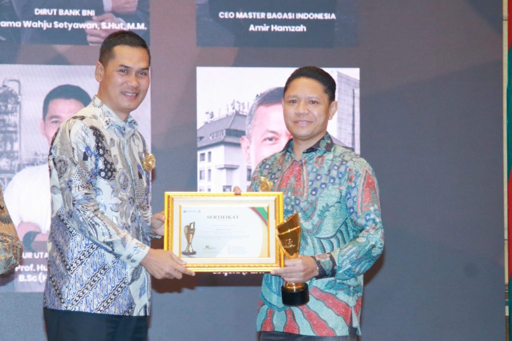 Direktur PT Munja Utama Indonesia Robertus B. Berot Terima Pemred Award dan Pena Emas 2026