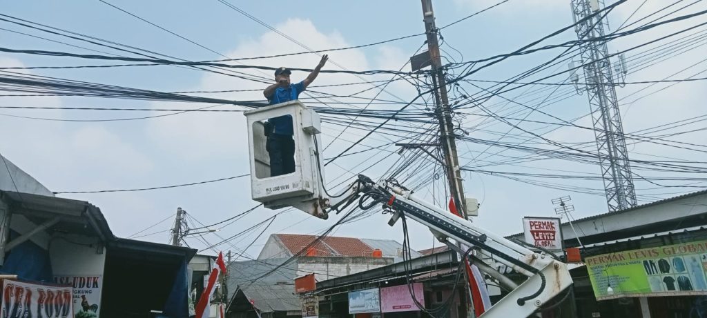 Aduan Warga Ditindaklanjuti, Dishub Kota Tangerang Rapikan Kabel Internet Semrawut