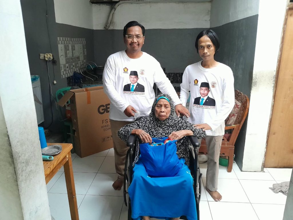 Sufmi Dasco Ahmad Salurkan Kursi Roda untuk Lansia Disabilitas di Tangerang
