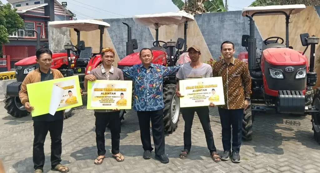 M Sarmuji Salurkan Tiga Traktor Roda Empat untuk Petani Blitar