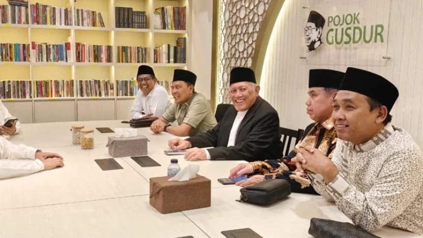 Hari Pertama Berkantor di PBNU, Gus Kikin Sambangi Pojok Gus Dur