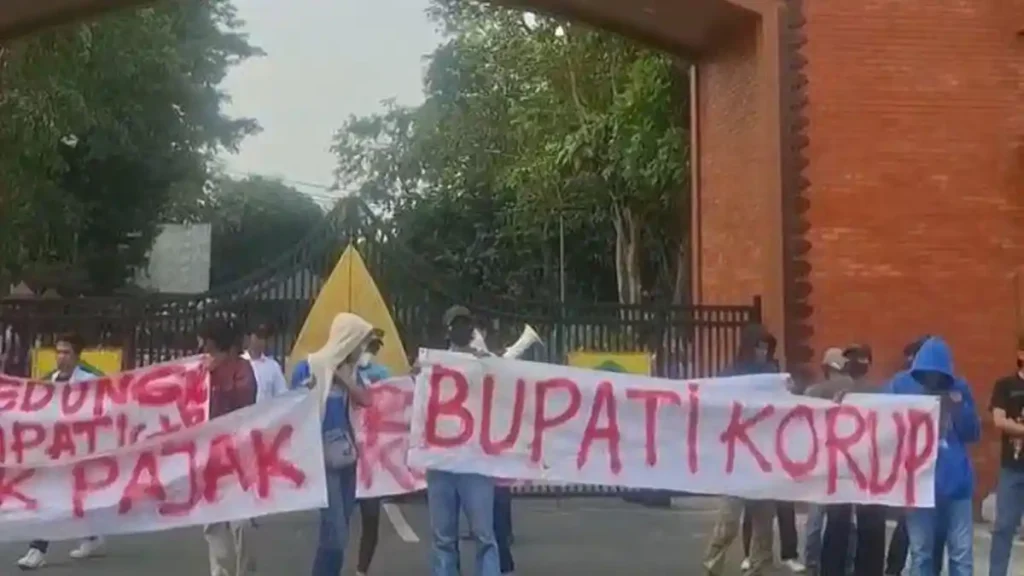 Demo di Kantor Bupati Bogor, Massa Desak Rudy Susmanto Dinonaktifkan