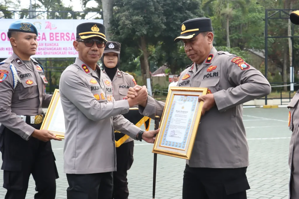 Kapolres Malang Beri Penghargaan kepada 65 Personel Berprestasi