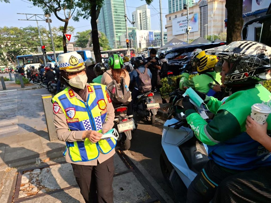 Abu Anak Krakatau Menyebar, Polda Metro Jaya Bagikan 20.000 Masker untuk Ojol