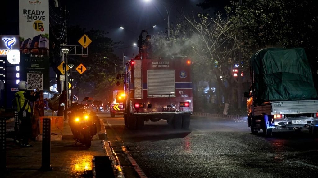 Abu Vulkanik Mengendap di Jalan, Pemkot Tangsel Semprot Tiga Koridor