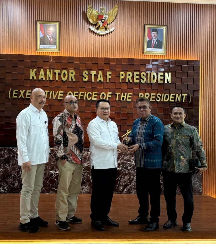 Forum Pimred Serahkan Penghargaan Pena Emas kepada KSP Dudung Abdurahman