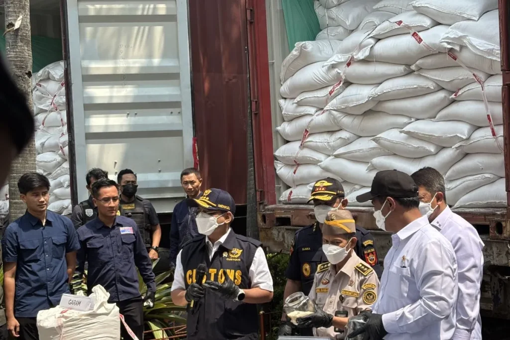 Beras dan Garam Ilegal Disamarkan sebagai Bahan Kimia, Bea Cukai Sita 30 Kontainer