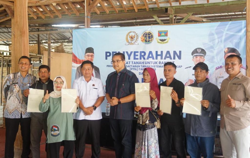 53 Sertifikat PTSL Dibagikan kepada Warga Cilame, Dede Yusuf Hadir Langsung