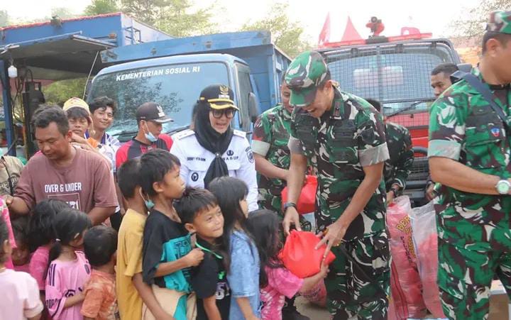 Danrem 045/Gaya Salurkan Bantuan bagi Korban Kebakaran di Desa Serdang