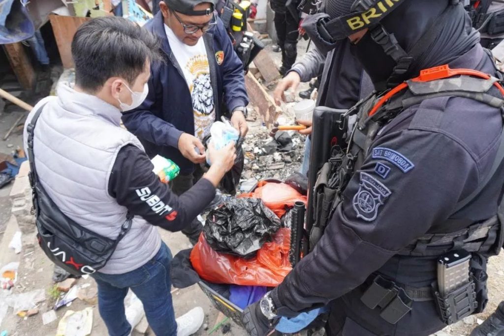 Polda Metro Jaya Gerebek Kampung Boncos, Sita 7 Alat Isap Narkotika